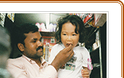 娘3歳 インド。人々の親切に包まれて親子ともに楽ちんでハッピー。