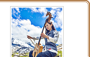 青空の似合う「草原のチェロ」馬頭琴を演奏する姿は、自然と一体化している。