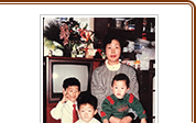 母と三兄弟。益山さん5歳の頃。