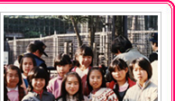 前列右から4番目が内田さん、小学4年生の頃。