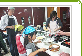 市川市主催2010年12月「親子de クッキング」の様子。父と子でクリスマスケーキを作ってお家へ持ち帰り。ランチも作って食べました。