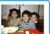5歳上の姉、3歳上の兄と一緒に。末っ子として可愛がられた(右端がISEKIさん)。